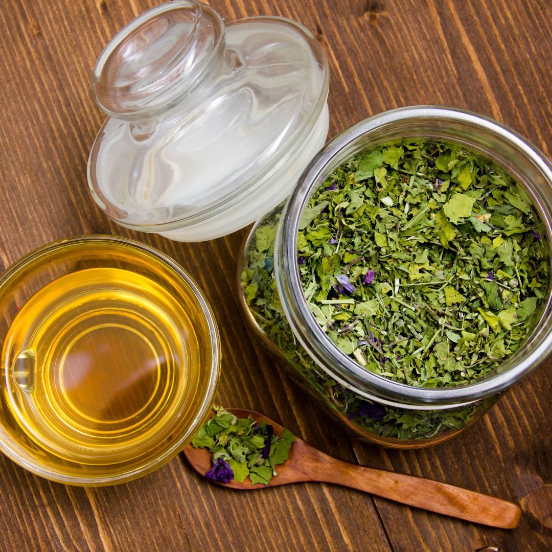 Tisane primaverili rivitalizzanti: ricette casalinghe a base di piante per aumentare la tua energia