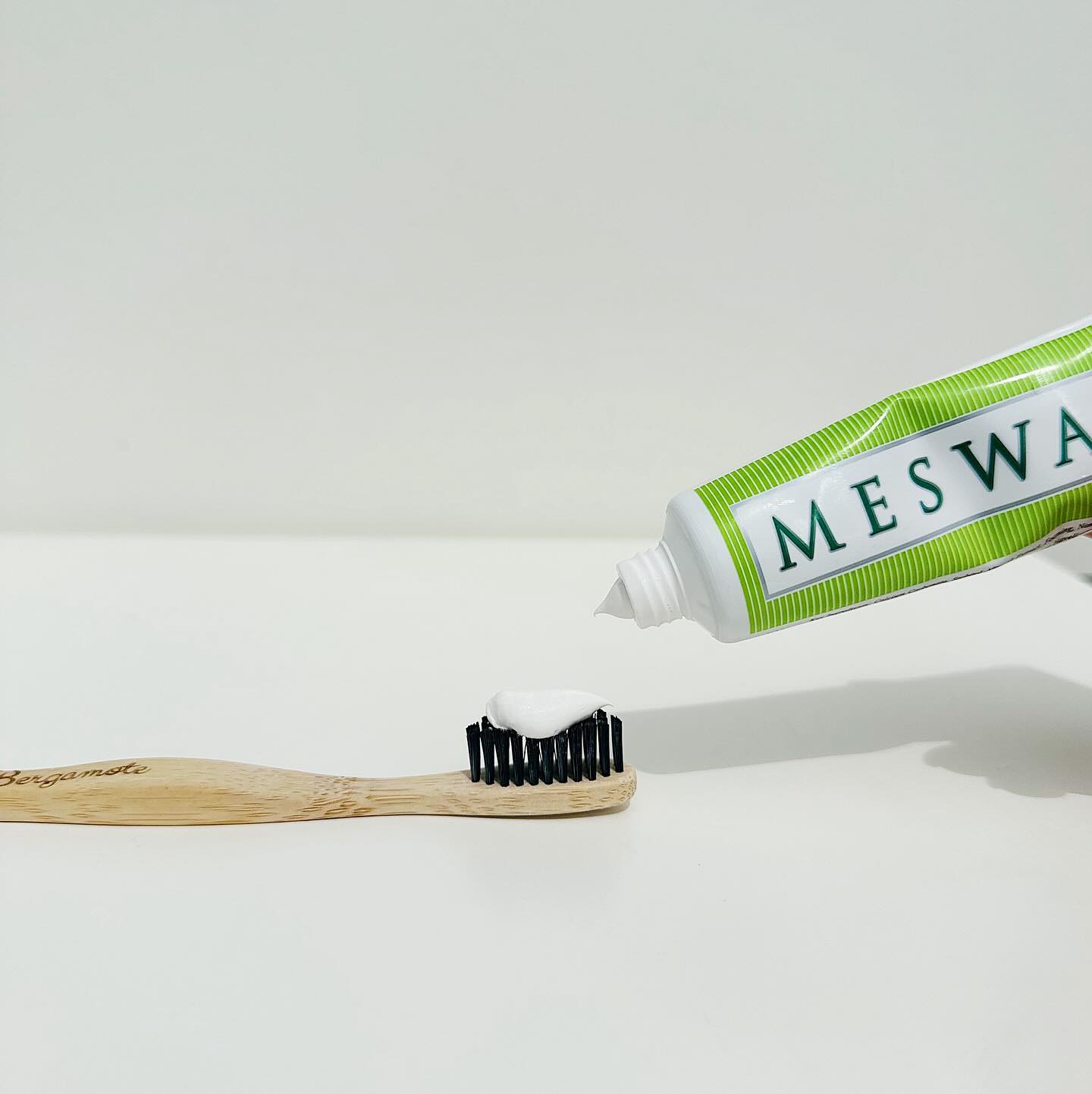 Découvrez le Dentifrice Meswak à la Menthe 🌿

Offrez à votre sourire un soin ancestral avec le dentifrice Meswak à la menthe ! Formulé à partir de l’extrait de Salvadora persica, aussi connu sous le nom de Miswak, il est reconnu pour ses propriétés nettoyantes et purifiantes exceptionnelles. 🌿🦷

Enrichi en menthe fraîche, il laisse votre bouche incroyablement propre et votre haleine délicieusement fraîche. Un équilibre parfait entre tradition et modernité pour une hygiène bucco-dentaire naturelle et efficace. 🌟

Adoptez le pouvoir de la nature pour des dents saines et un sourire éclatant ! 😁🌿

#Meswak #DentifriceNaturel #HaleineFraîche #SoinAncestral #HygièneBuccoDentaire #BeautéNaturelle